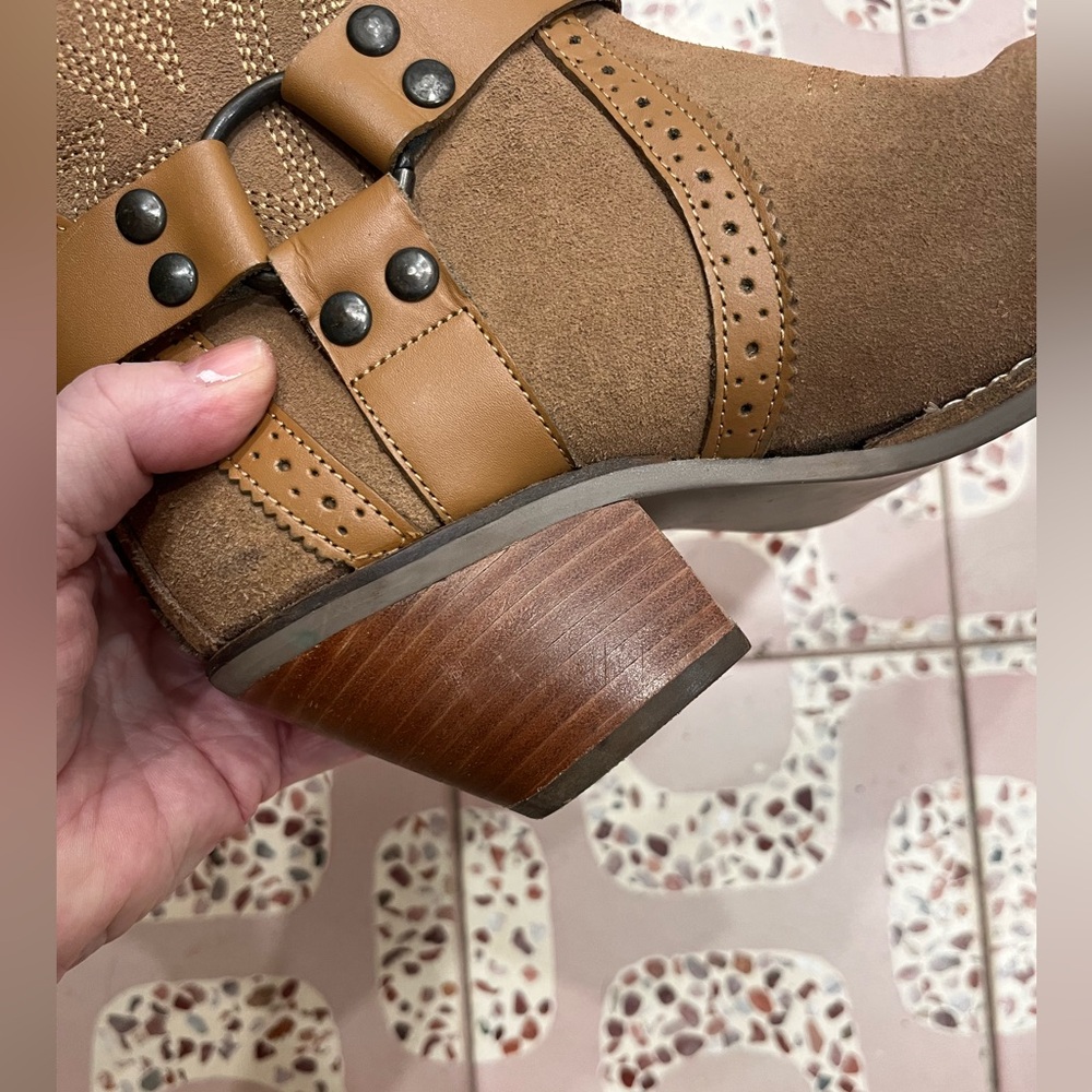 Dingo Women’s Gummy Bear Harness‎ Camel Color Suede bootie -Snip toe Size 7.5 - Picture 8 of 8